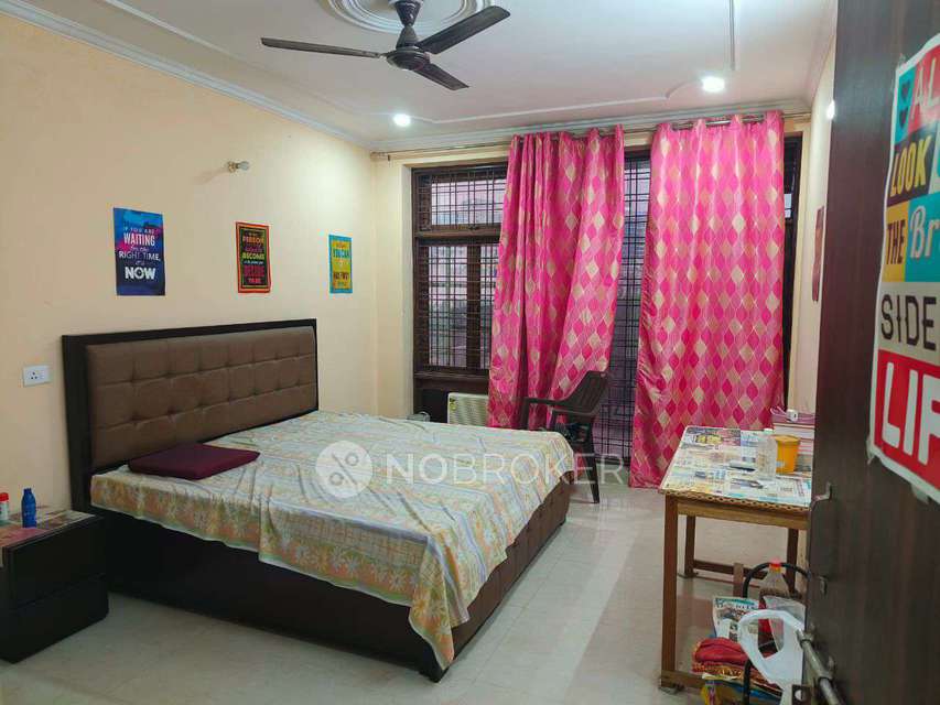 Single Room for Male In 4 BHK  In Sector 43
