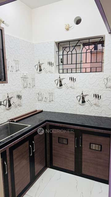 2 BHK Flat In Saravana Apartments Vadapalani for Rent  In Alagar Perumal Koil St
