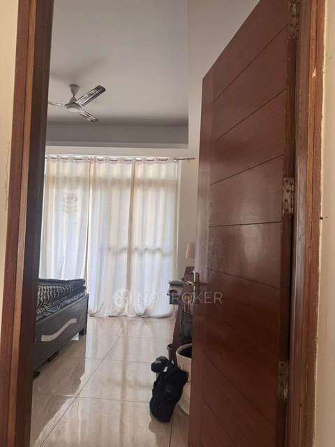 Single Room for Female In 3 BHK  In Sector 27 