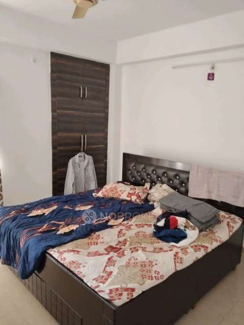 Single Room for Female In 3 BHK  In Ajnara Le Mart In Sector 16b