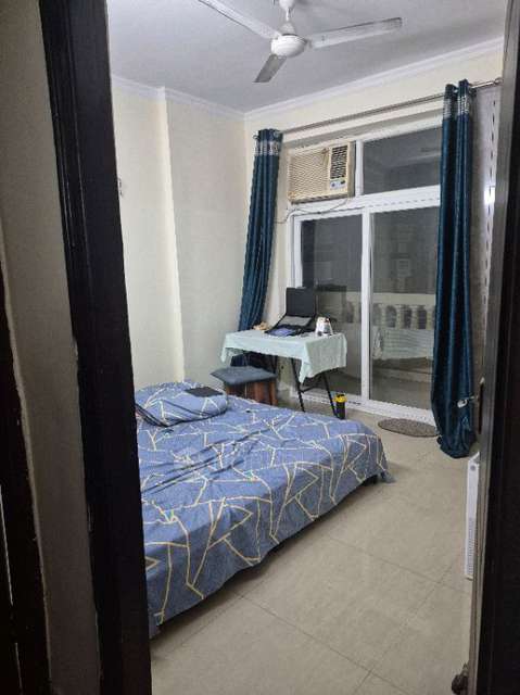Single Room for Female In 3 BHK  In Amrapali Silicon City In  Sector 76