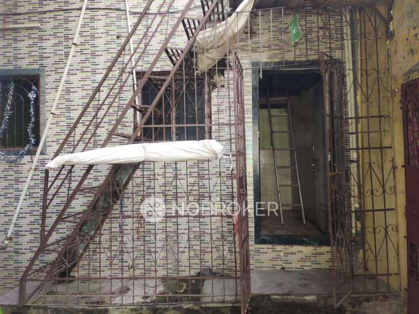 1 RK Flat In Giriraj Chawl for Lease  In Malad Malwani