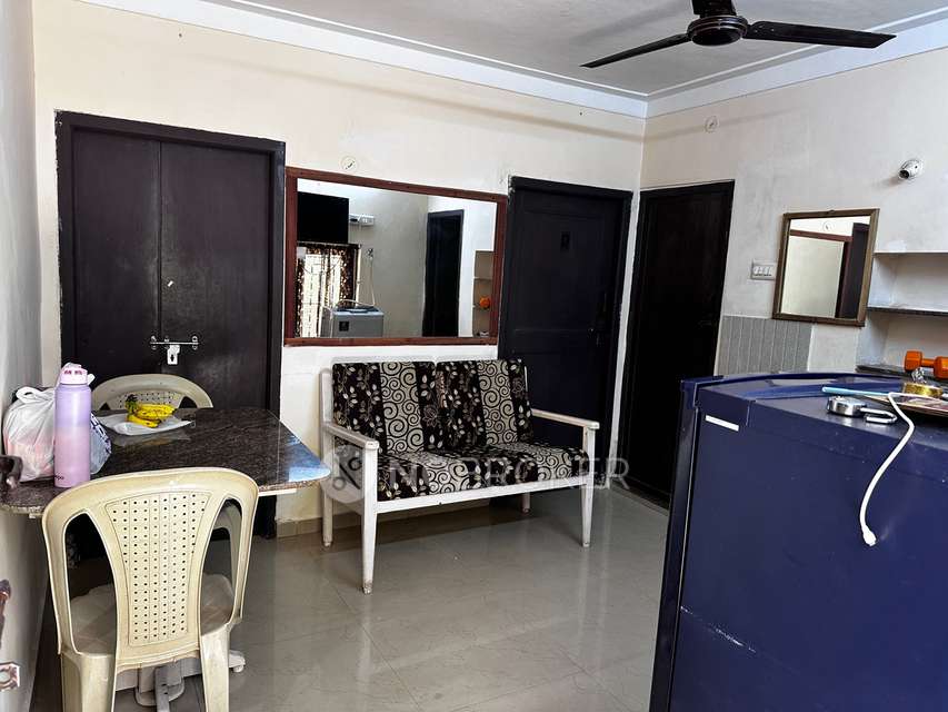 Single Room for Female In 2 BHK  In Magala Nagar 8th Cross Street