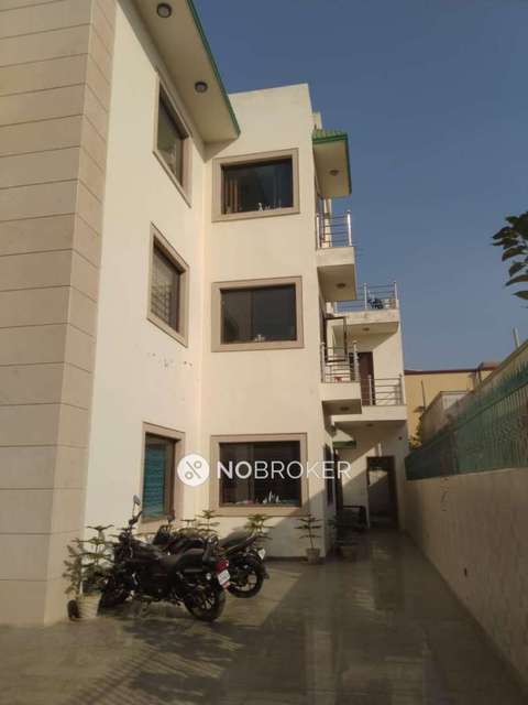 Single Room for Female In 4 BHK  In Greater Kailash