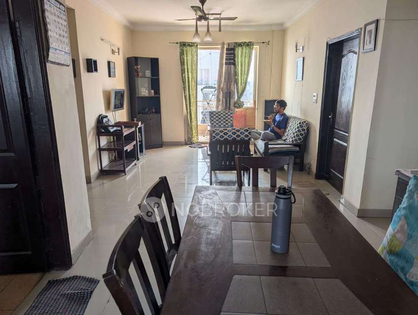 Shared Room for  In 3 BHK  In Jmd Garden In Sector 33, Gurgaon
