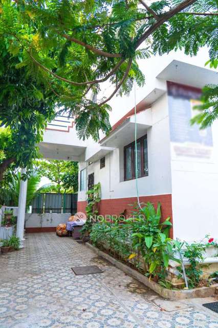 Shared Room for Female In 2 BHK  In Thoraipakkam