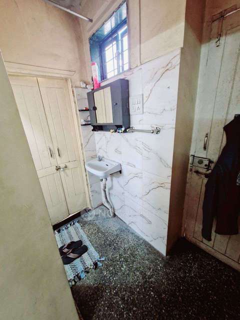 Shared Room for Female In 1 RK  In Narayan Peth