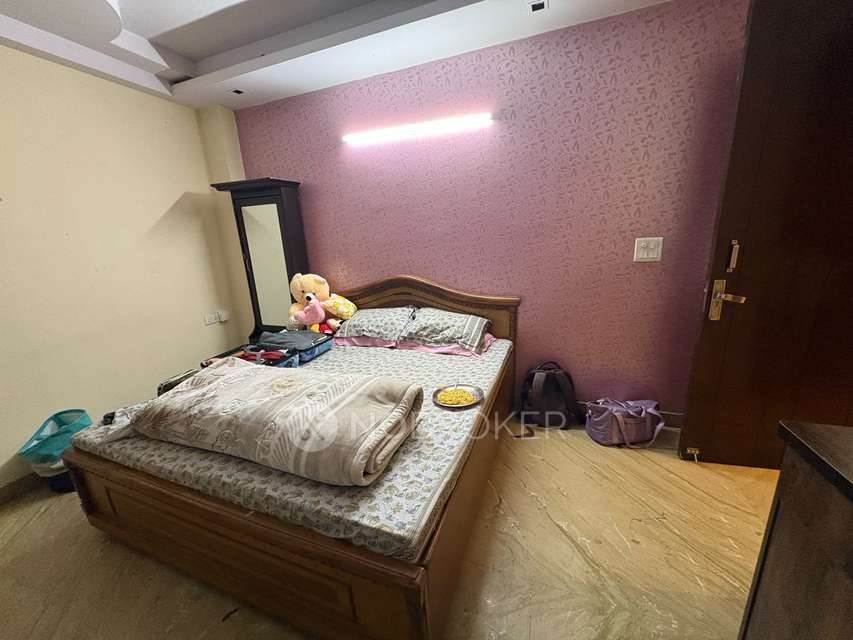 Single Room for Female In 3 BHK  In Hari Nagar Ashram In Mathura Road Fire Station