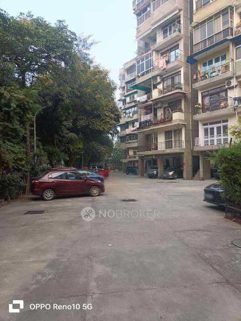 Single Room for Female In 2 BHK  In Friends Apartment In Patparganj