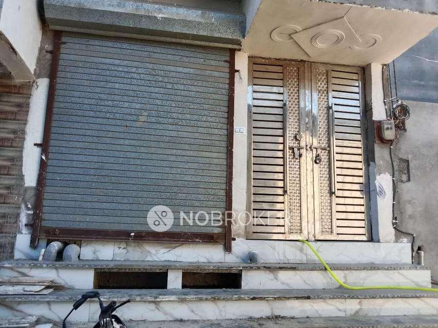 2 BHK Flat In Standalonebuilding for Rent  In Nai Basti Dundahera