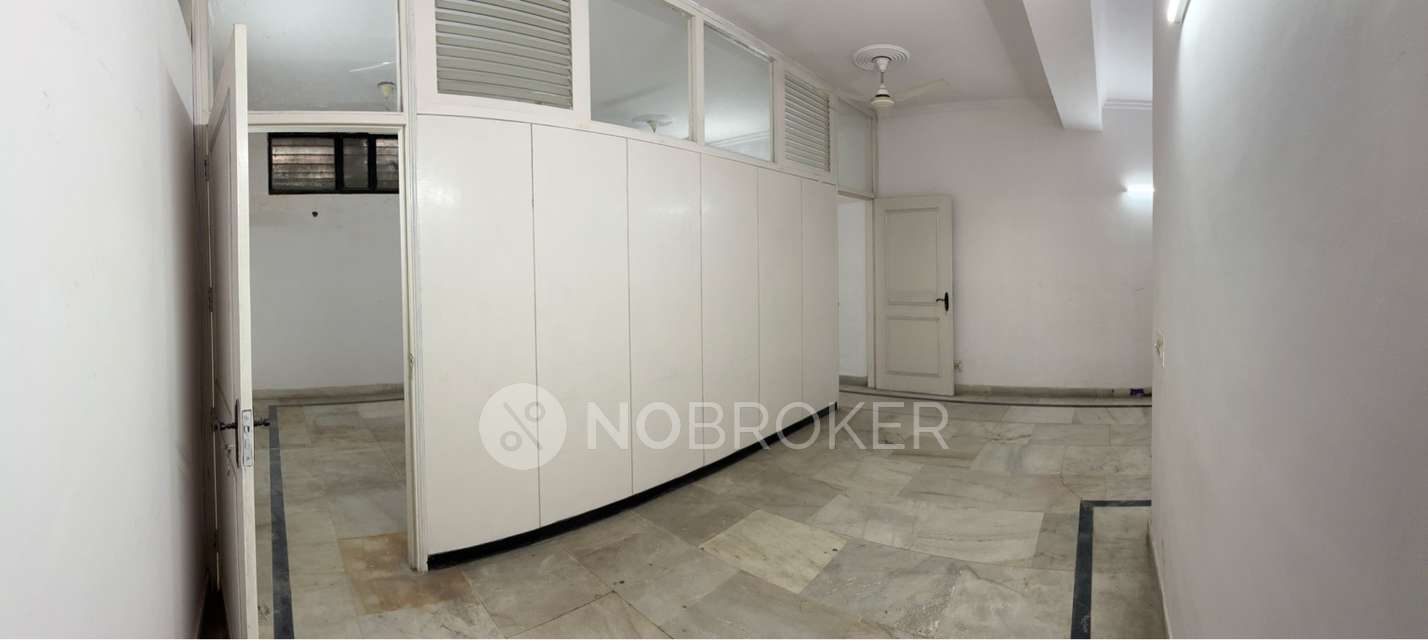 Shop in New Delhi, Delhi for sale 