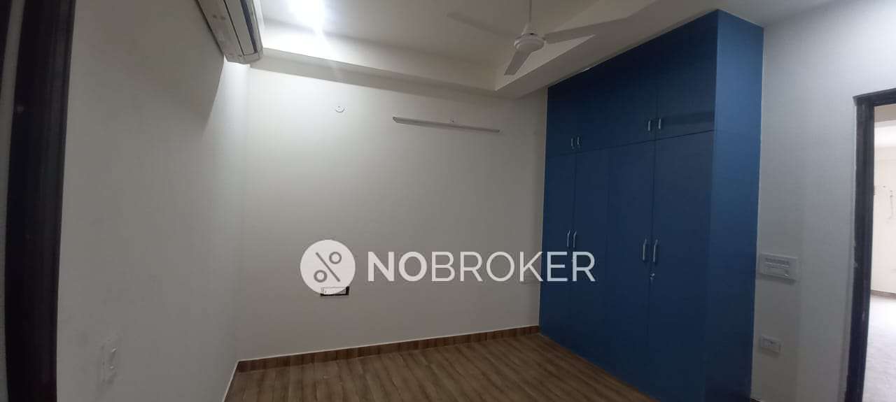 Single Room for Male In 3 BHK  In Sector 43