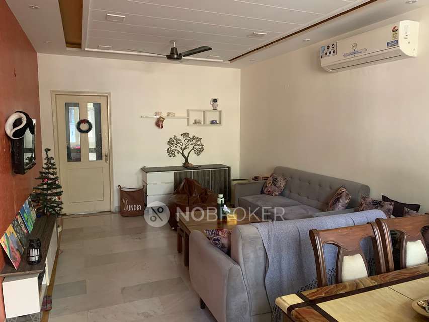 Single Room for Female In 3 BHK  In South City 2 In South City Ii, Sector 49