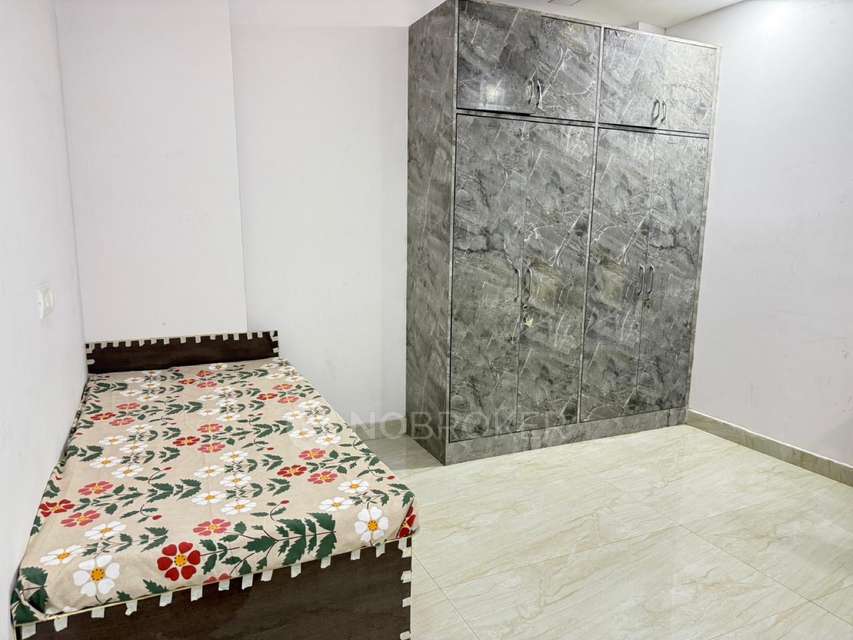 1 BHK Flat for Rent  In  Sector 8 Dwarka