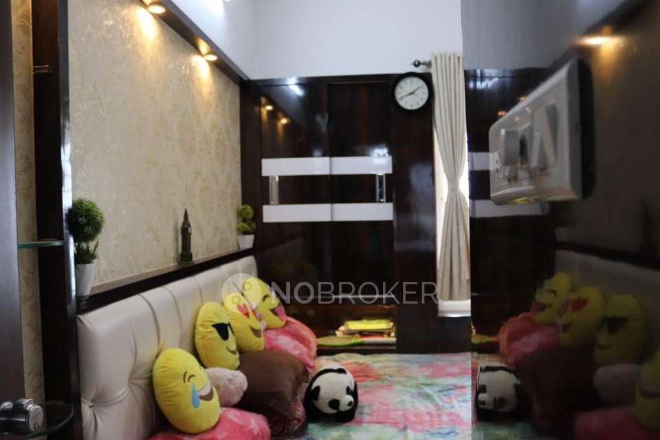 Single Room for Female In 2 BHK  In Venkatesh Graffiti Elan In  Keshav Nagar, 