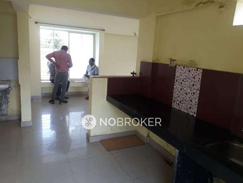 2 BHK Flat In Caprivilla Building For Sale  In Ghorpadi 