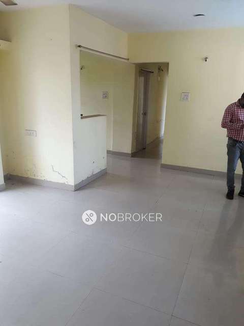 2 BHK Flat In Caprivilla Building For Sale  In Ghorpadi 