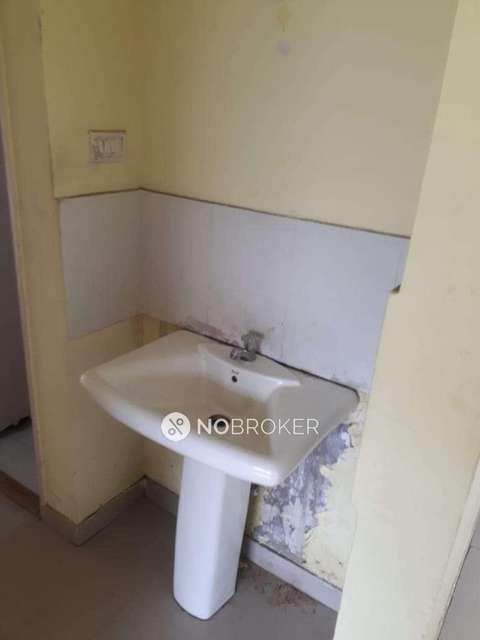 2 BHK Flat In Caprivilla Building For Sale  In Ghorpadi 