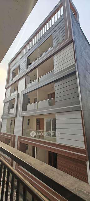 Shared Room for Female In 3 BHK  In Hi Tech Homes In Sector 104