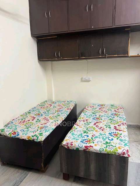 PG for Girls in Kaypee Plaza Apartment