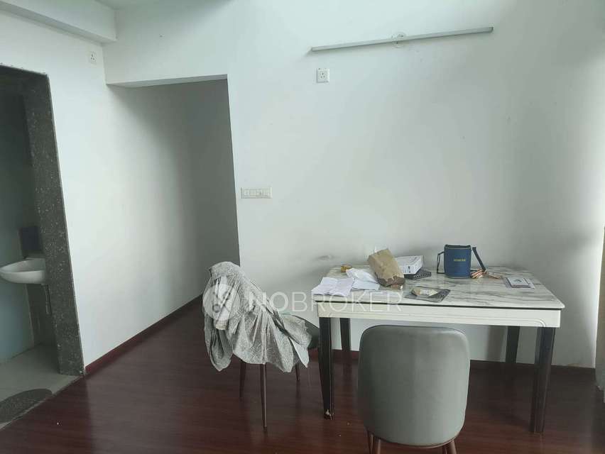 Single Room for Male In 4+ BHK  In Apartment In Hadapsar