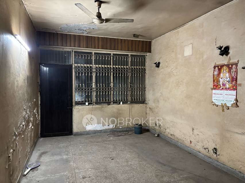 3 BHK Flat In Rashmi Apartments, Pitampura For Sale  In Pitampura