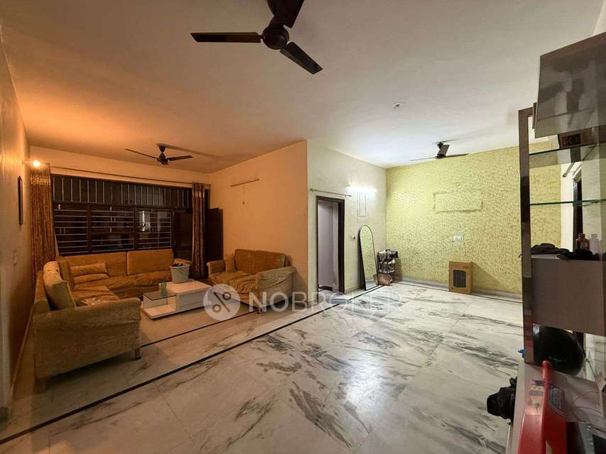 Single Room for Male In 4 BHK  In Sector 14