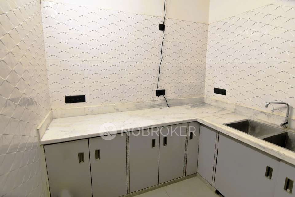 Commercial Property in Kirti Nagar, Delhi for Rent 