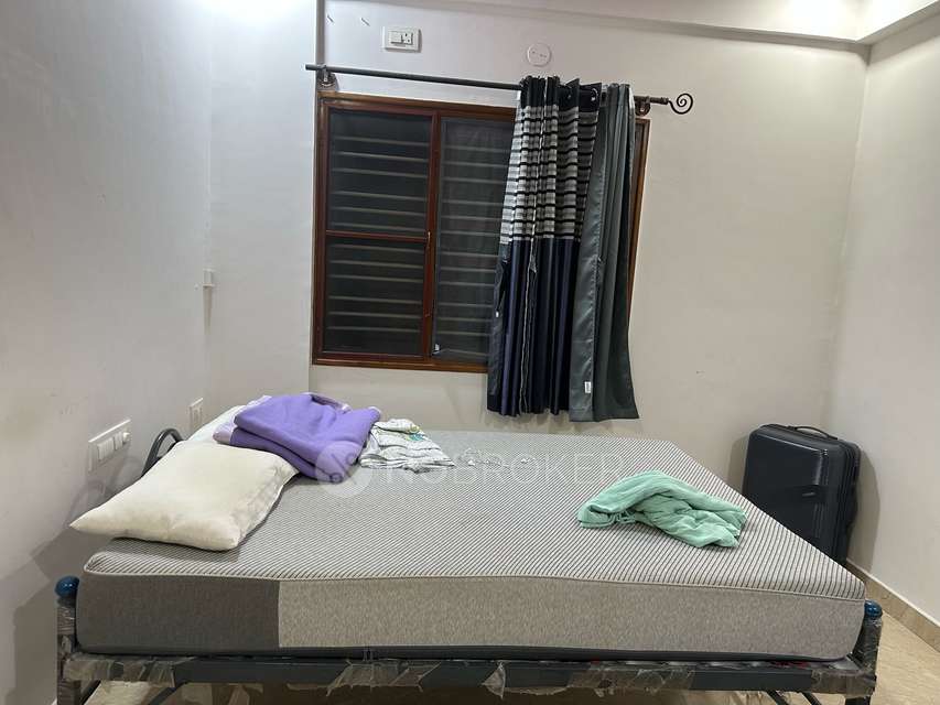 Single Room for Female In 3 BHK  In Neo Devine Apartment In Jayanagar