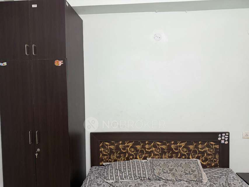 Single Room for Female In 2 BHK  In Sector 43
