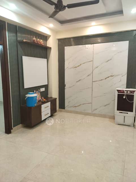 Single Room for Female In 2 BHK  In Sector 74