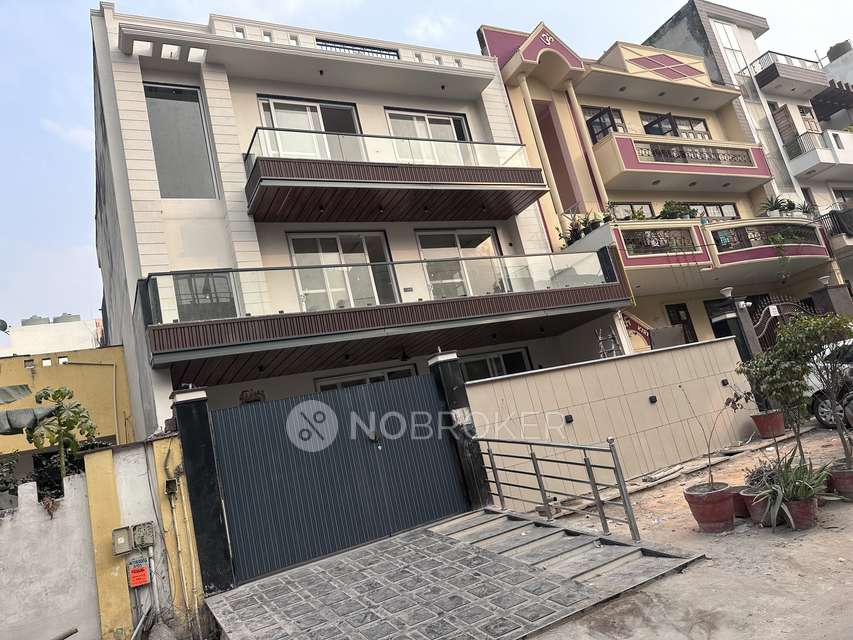 3 BHK Flat In Parshnath Gardeniya for Rent  In Sector 61