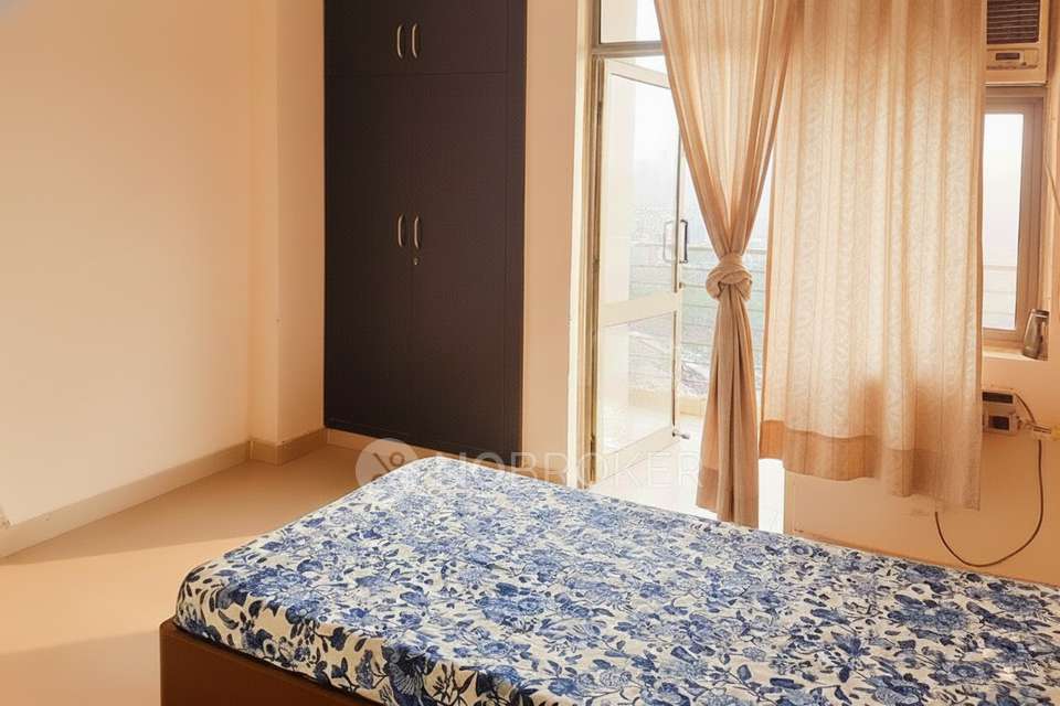 Single Room for Female In 3 BHK  In Amrapali Pan Oasis, Sector 70 In Sector 70