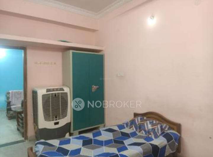 2 BHK Flat In Hafeez Manzil for Rent  In Banjara Hills Road No.10