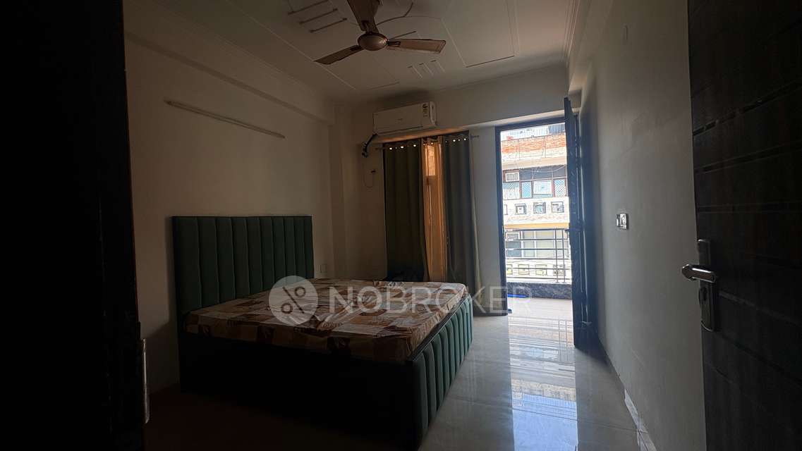Single Room for Female In 3 BHK  In Old Dlf Colony, Sector 14