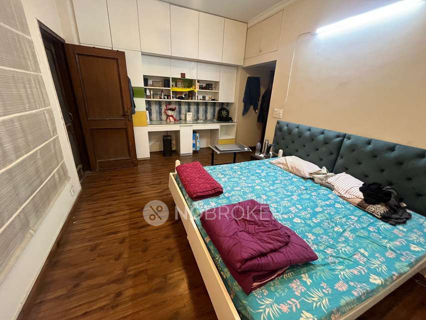 Single Room for Male In 3 BHK  In Sector 25