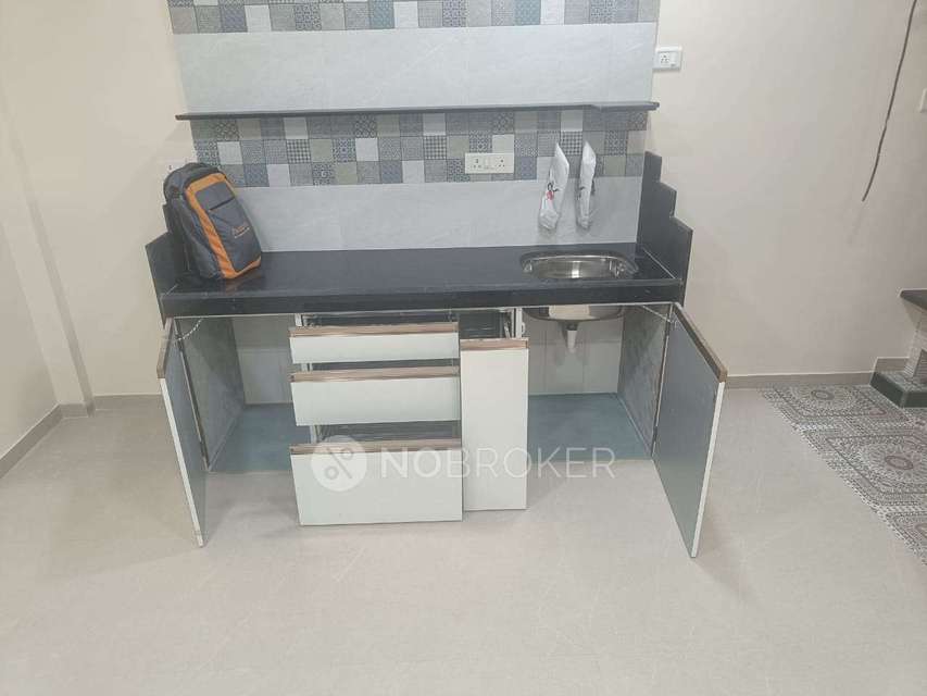 1 RK Flat In Bhatia Building  for Rent  In Mangesh Shenoy Street