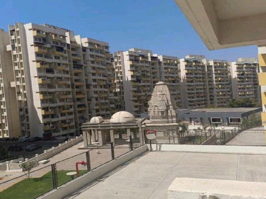 Single Room for Female In 2 BHK  In Kolte Patil Three Jewels In Katraj Kondhwa Road, Pune