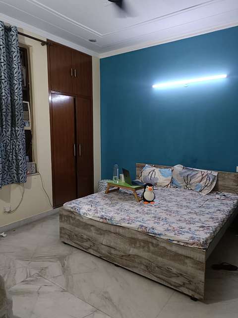 Single Room for Female In 2 BHK  In Sector 38
