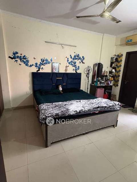 Single Room for Female In 3 BHK  In Apartment  In Sector 75 