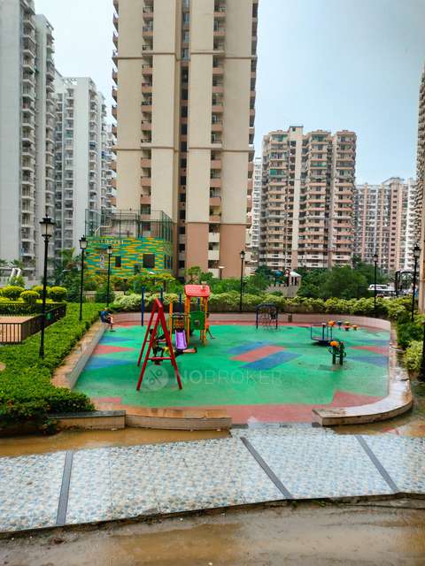 Single Room for  In 3 BHK  In Gaur City 14th Avenue In Gaur City