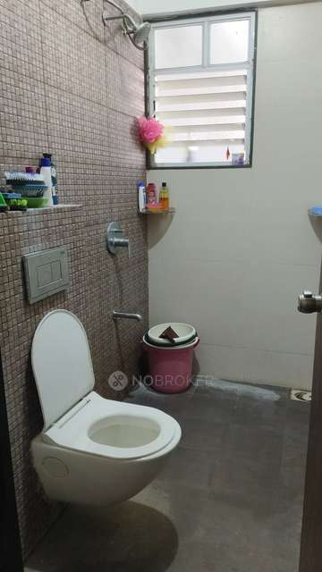 Shared Room for Female In 2 BHK  In Kharde Shambhavi, Kothrud In Kharde Patil Builders