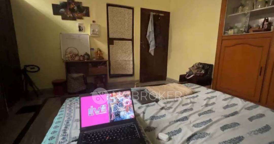 Shared Room for Female In 3 BHK  In Sector 21