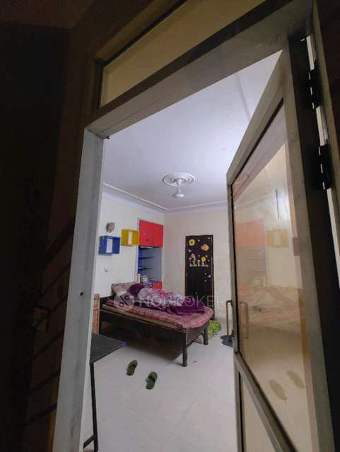 Single Room for Male In 4 BHK  In Supertech Czar Suits In Sector, Next To Gaur Atulyam, Omicron I, Greater Noida, Uttar Pradesh 201310, India