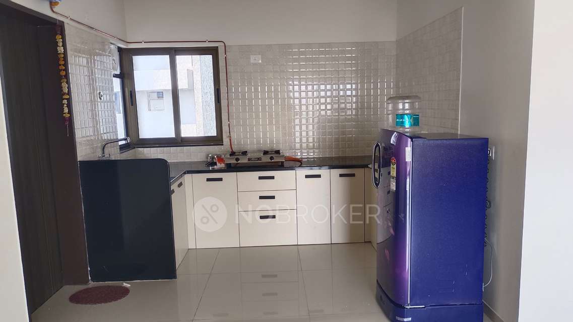 Shared Room for Female In 2 BHK  In Qubix Blueridge Sez  In  Hinjewadi, Pune