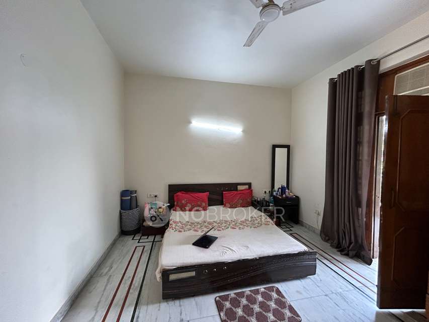 Single Room for Female In 2 BHK  In Sector 61