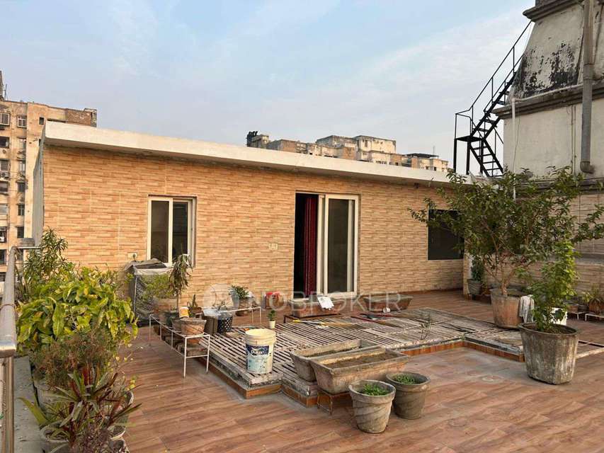 Single Room for Female In 2 BHK  In Shipra Krishna Vista In Indirpuram