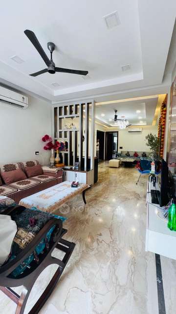 Single Room for Female In 3 BHK  In Standlone Building In Sector 43
