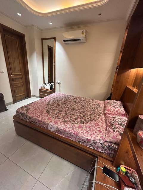 Single Room for Female In 2 BHK  In Sector 42