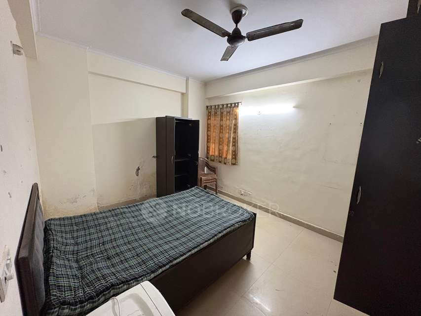 Single Room for Male In 3 BHK  In Golf City 8 In Sector 75